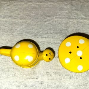 Salt and Pepper shakers, Hong Kong, watering can and pot, yellow 💛